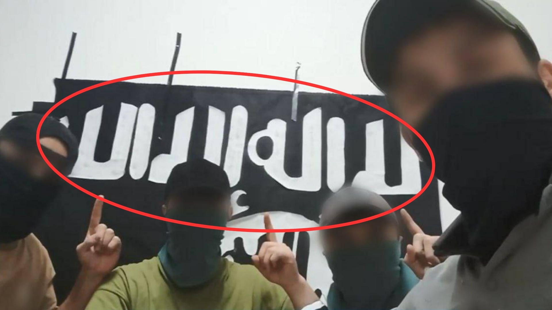 What doesn't add up in the photo of the ISIS terrorists in Moscow