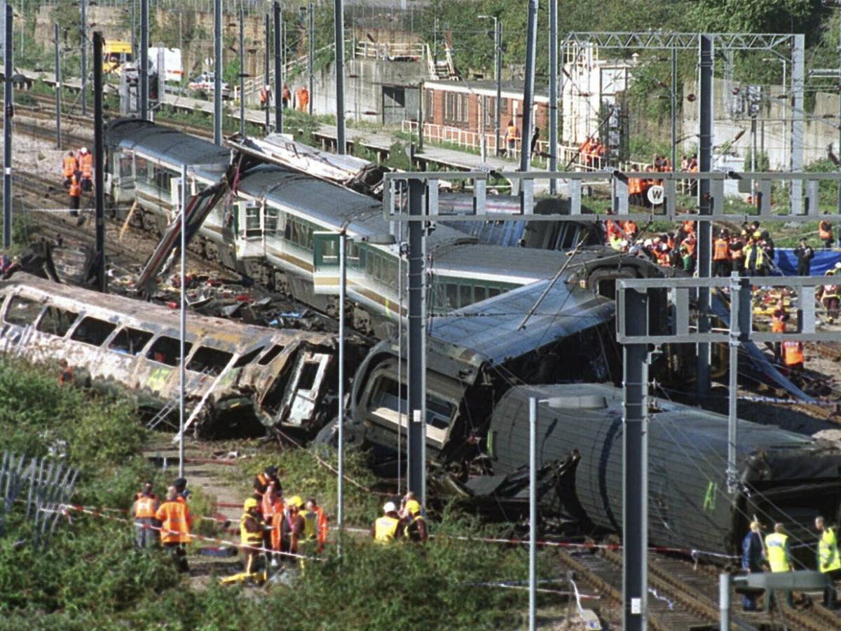 That "deceptive" traffic light and the train collision involving hundreds of passengers