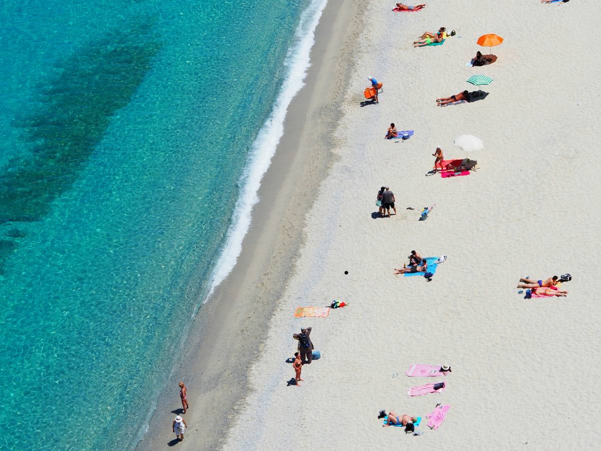 Street vendors on the beach and mafiosi on the yacht