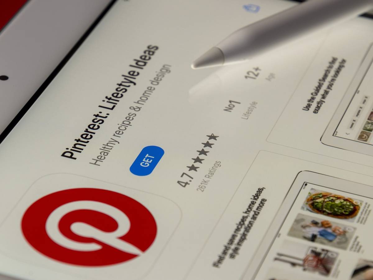 "Surrently tracks European users without consent", storm on Pinterest