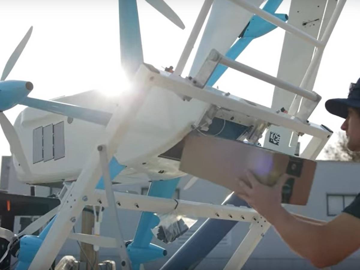 Amazon, epochal turning point. The delivery of parcels with drones begins. Here's where and when