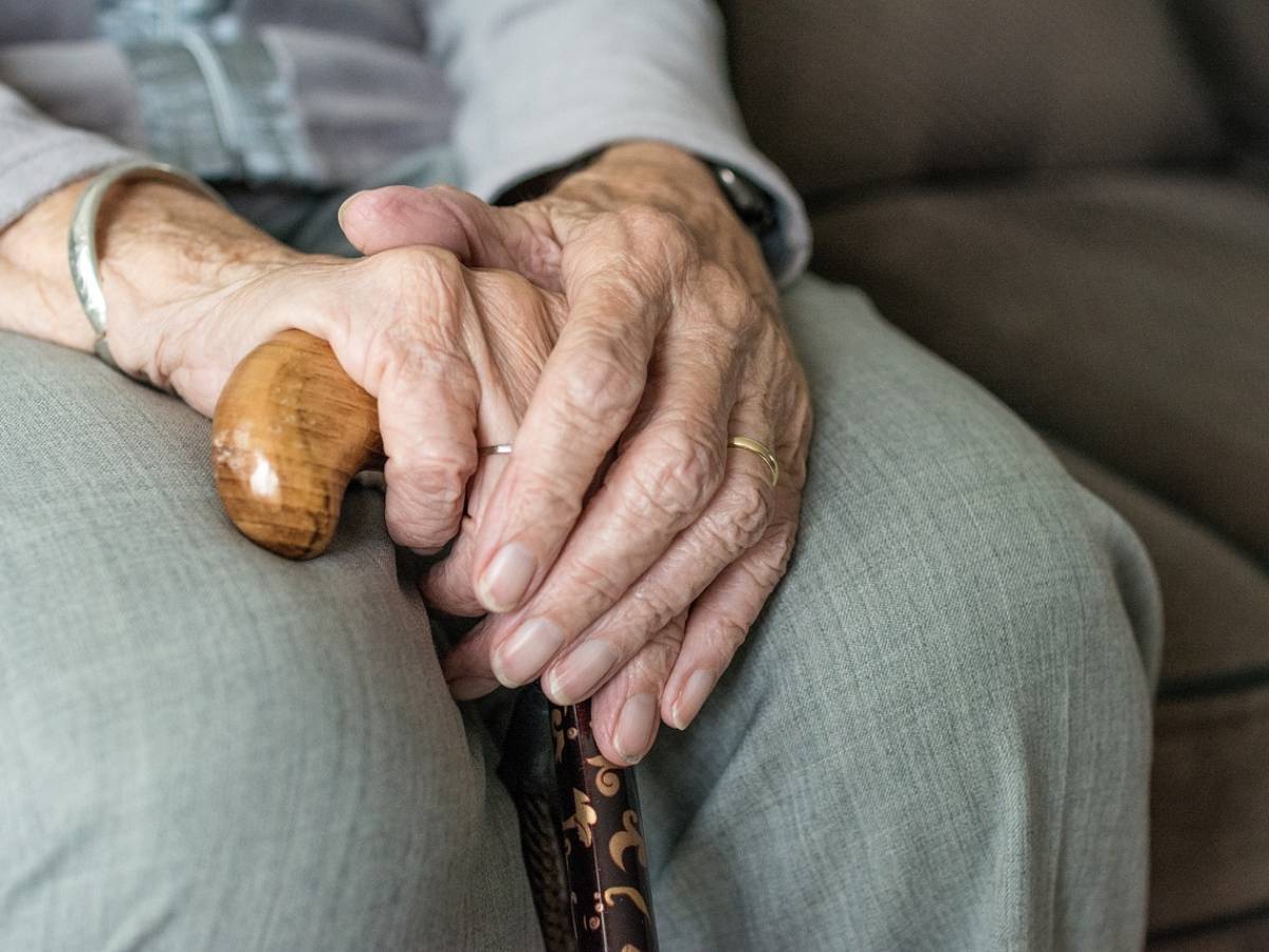 New elderly bonus: up to 1,412 euros per month. How it works and who can request it