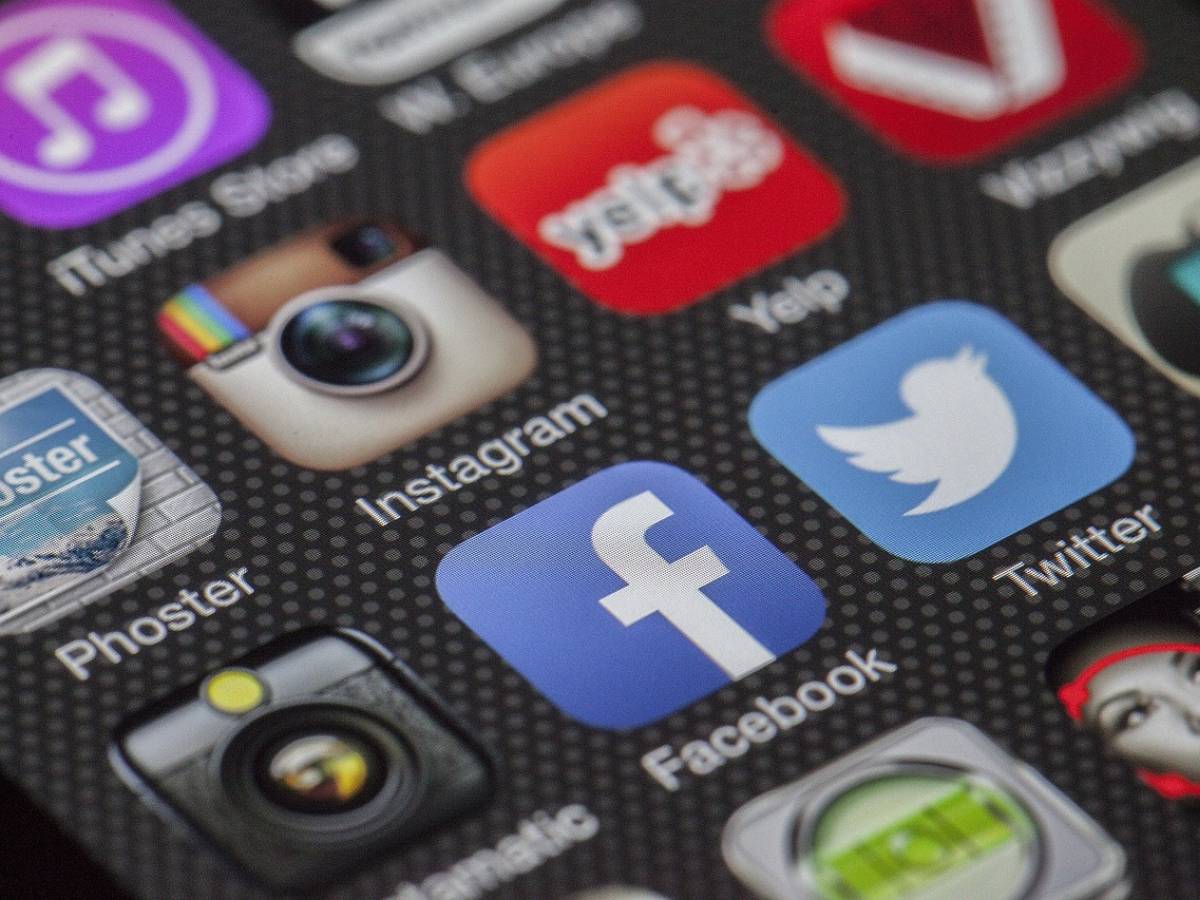 Facebook and Instagram, more and more accounts generated by artificial intelligence: the risks