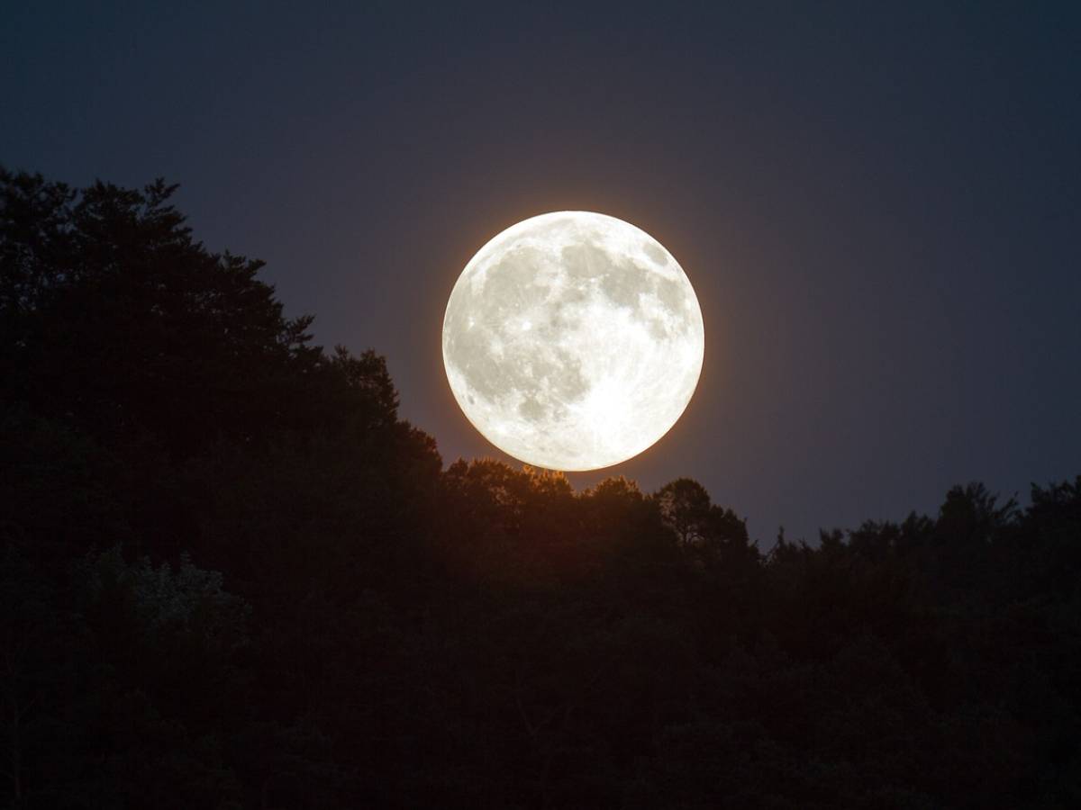 The Chinese flag on the Moon? If an astronaut doesn't carry it, it's not worth it