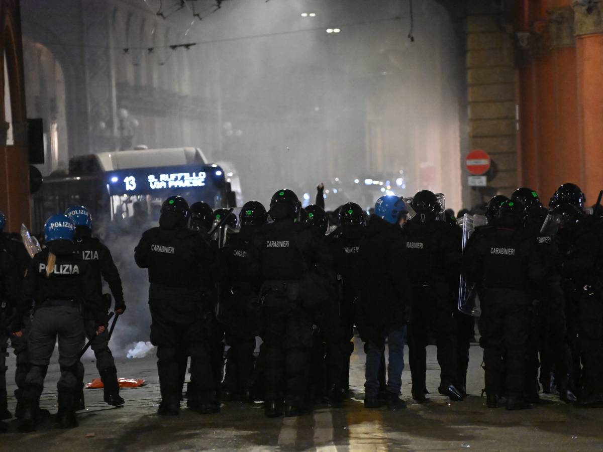 How many hoaxes about the police, Trump and Di Maio's truce: therefore, today...