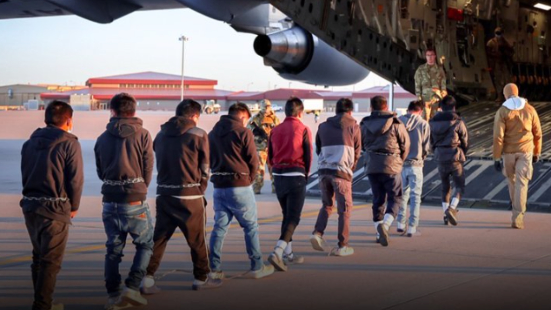 Chained and expelled migrants. Trump's photo that will make people discuss