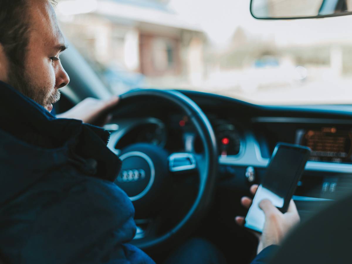A camera is the one who drives with the phone in hand. How it works and what the risks are