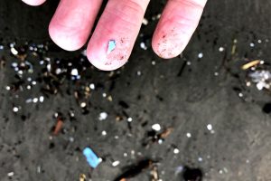 It’s raining plastic from the sky: the tons of microparticles that end up in agricultural fields (and inside us) every year