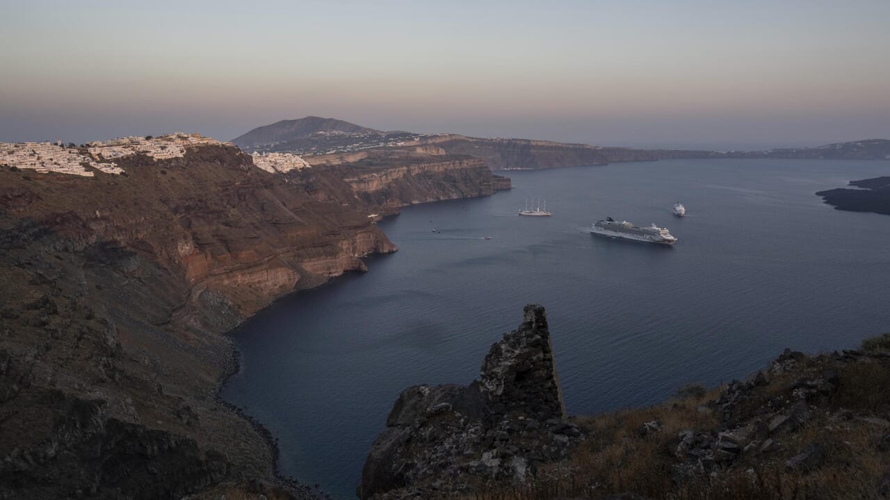 In Santorini the sequence of earthquakes becomes increasingly disturbing: "The island is deforming"