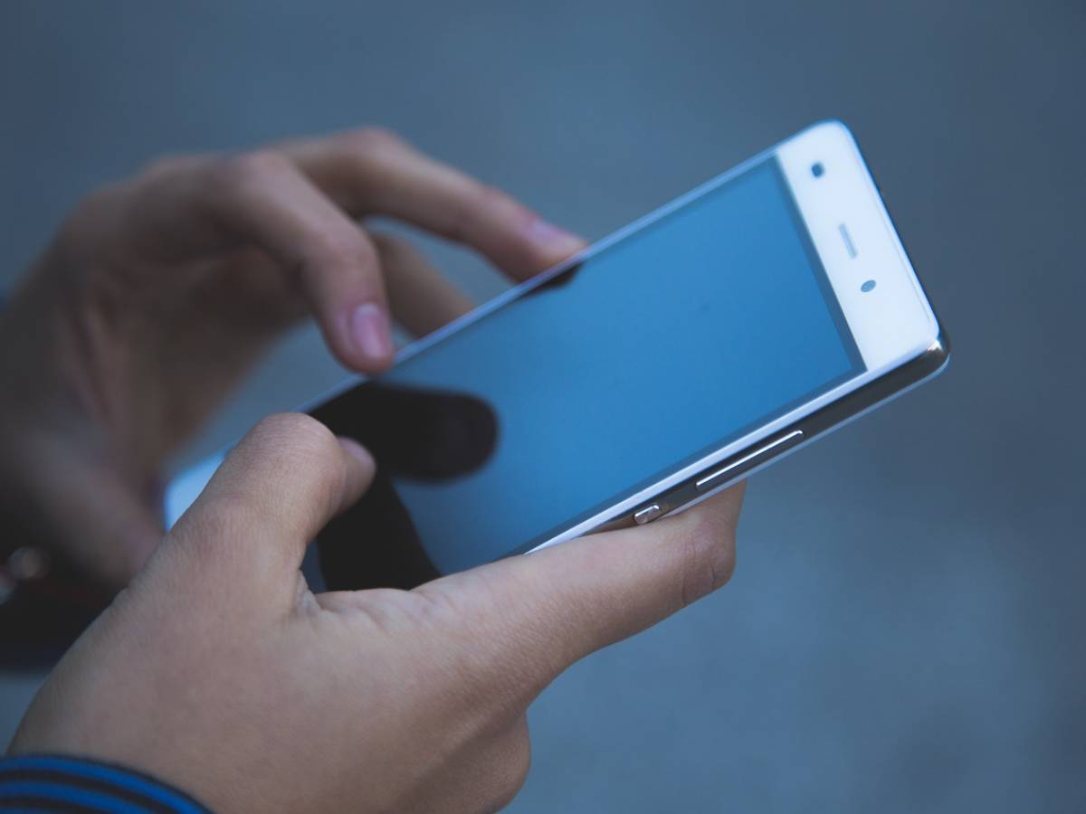 The cell phone has a hidden hole. Do you know what it is? That's what it is used for