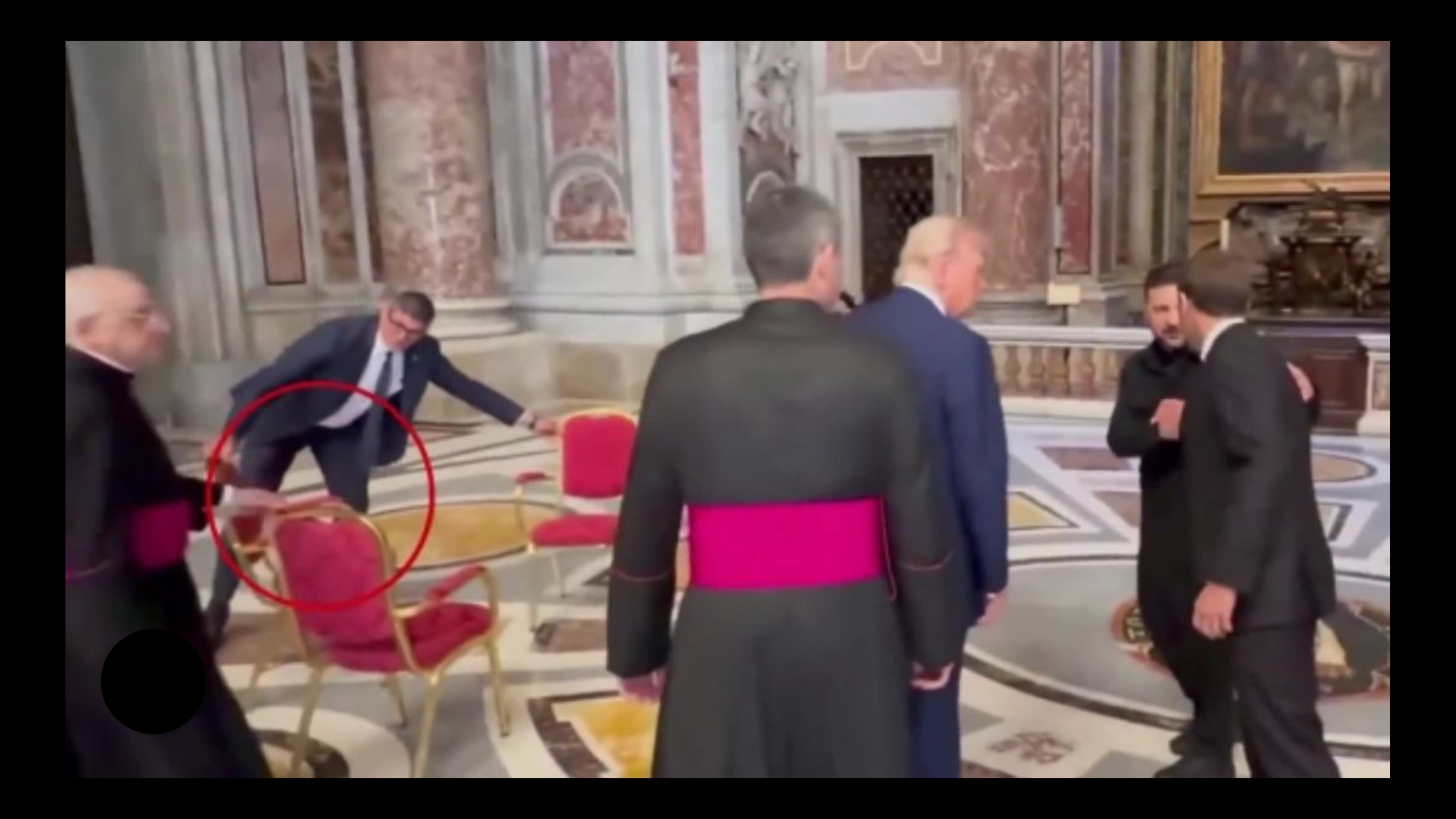 TRUMP-Zelensky, the mystery of the chair "removed" at the last: who was it?