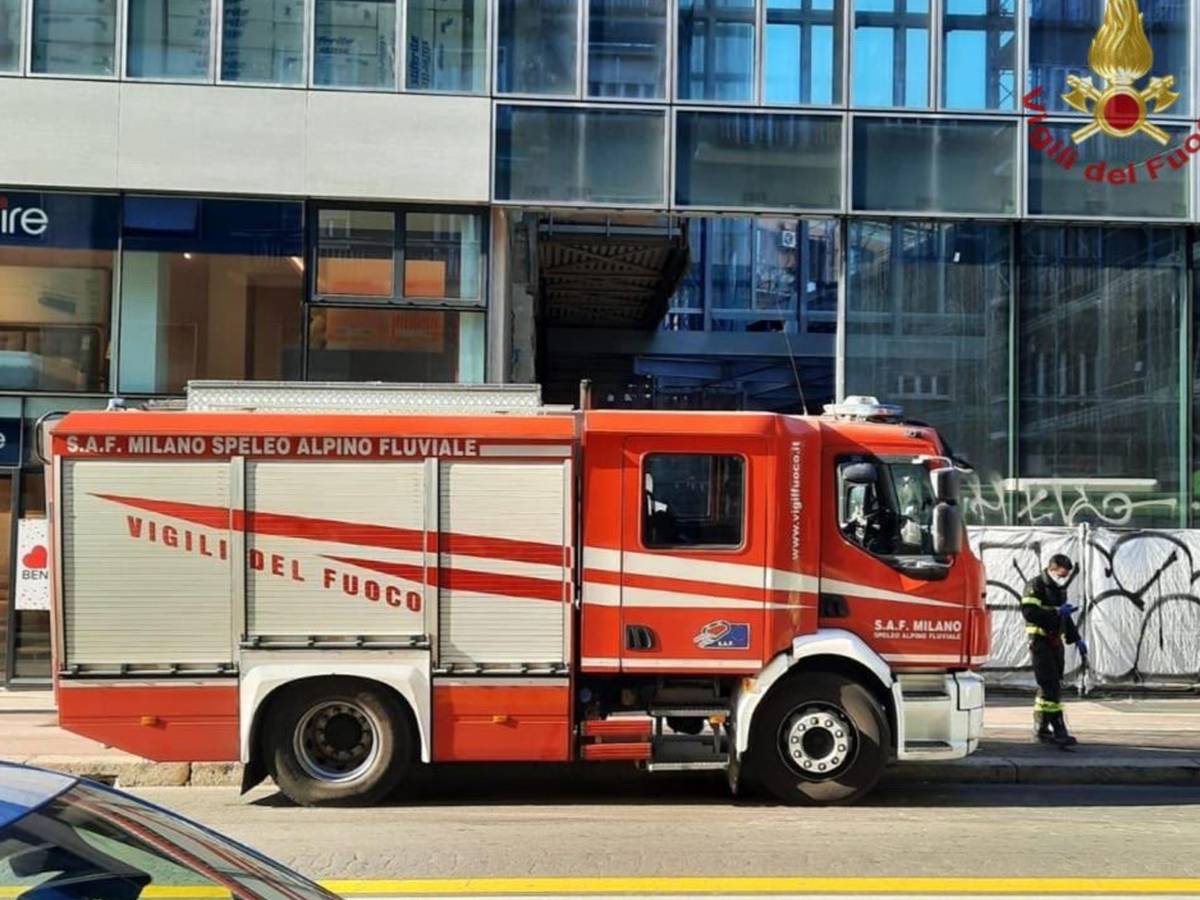 The workers (males) are victims of Serie B