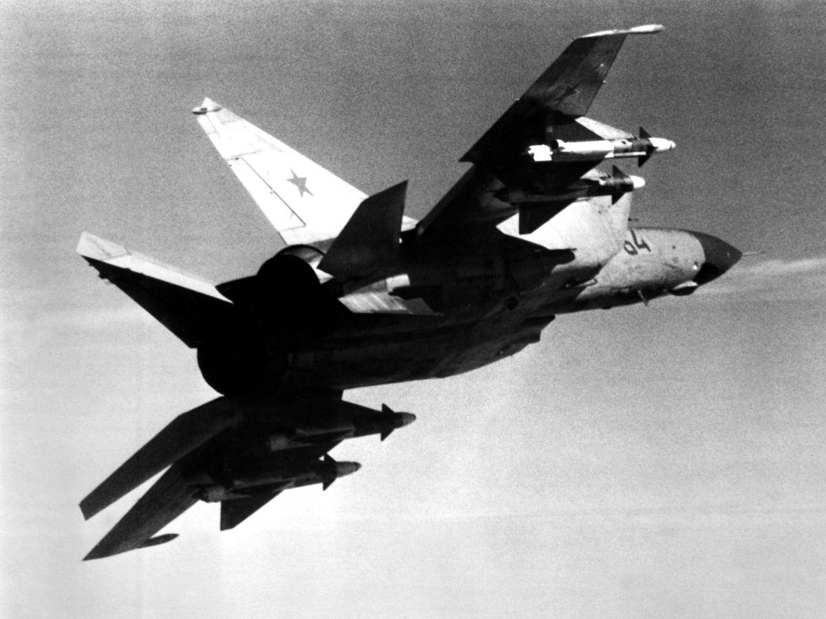 Foxbat, the hunt that frightened America: the true story of the Soviet pilot who "saved" the CIA