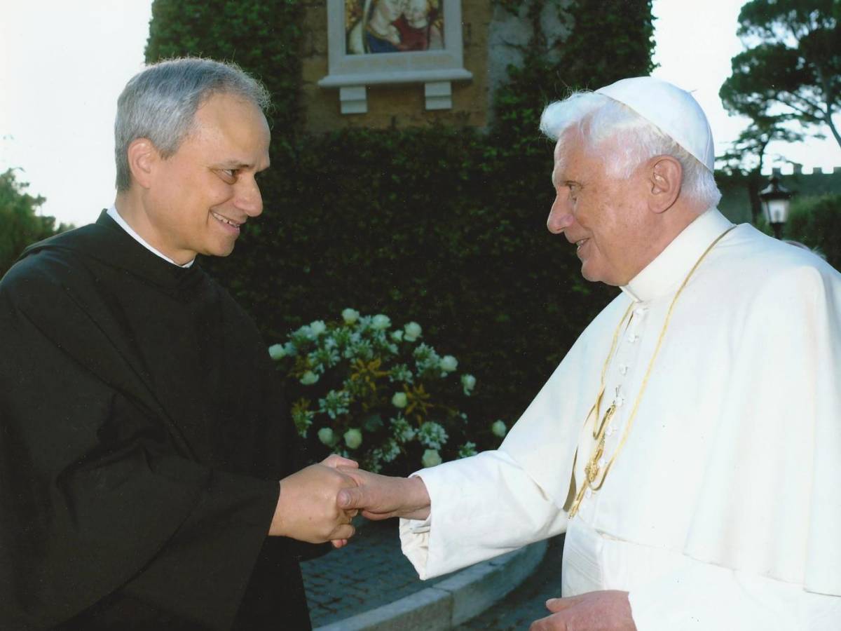The red thread between Leo XIV and Benedict XVI: the gesture that reveals the true legacy of Pope Ratzinger
