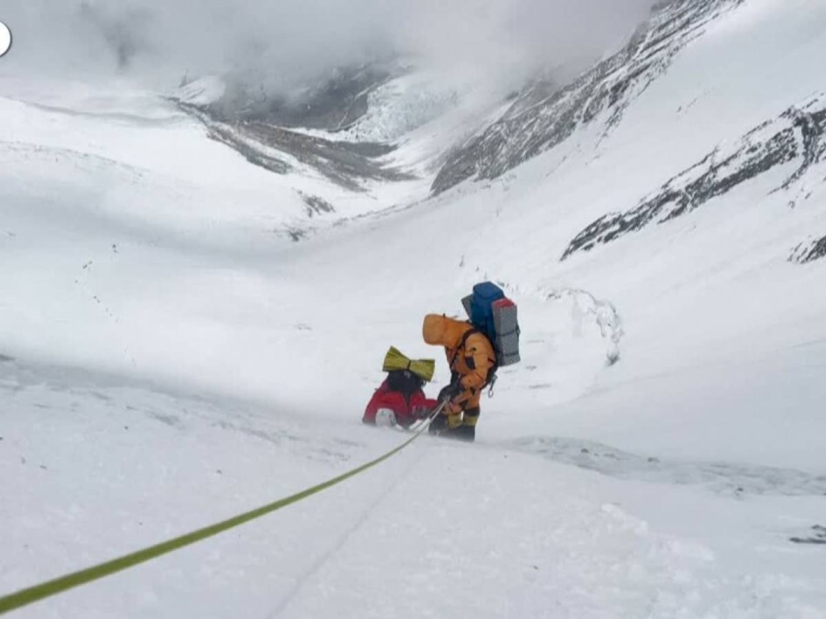 Flies down from Everest and survives: the insane enterprise