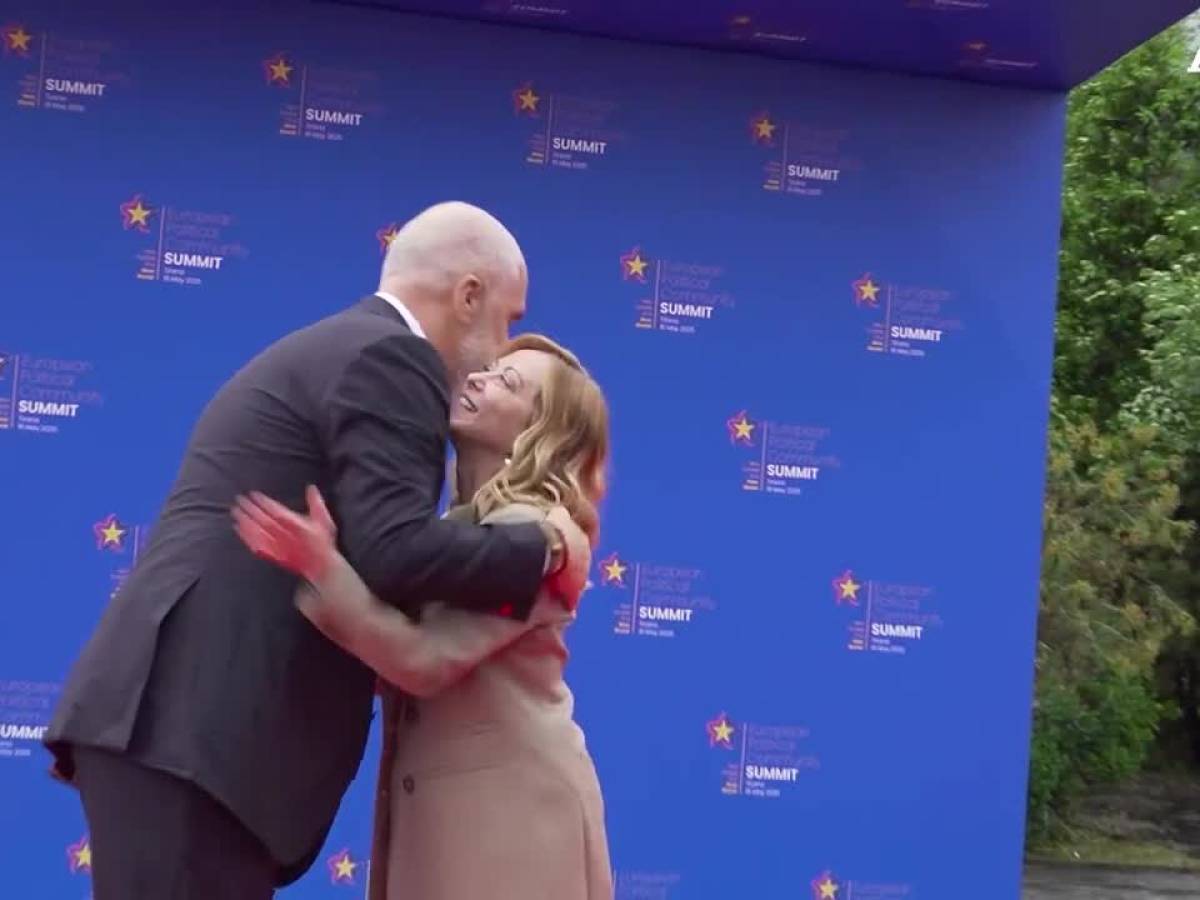 Video: Rama on her knees in front of Meloni