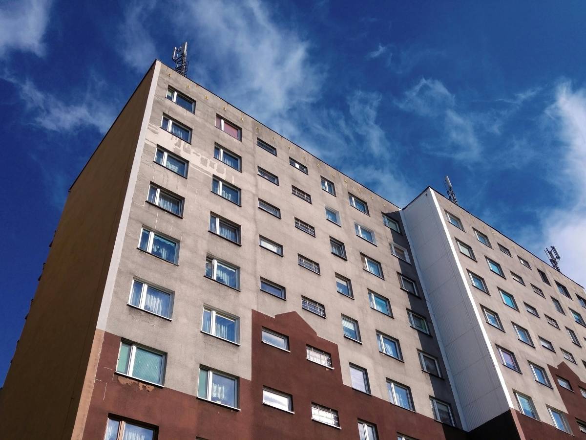 Condominium: can the administrator also do the real estate agent?