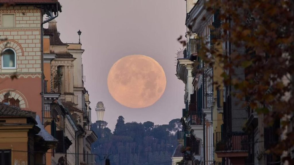 Full moon "of the strawberries" 11 June 2025: how to see it