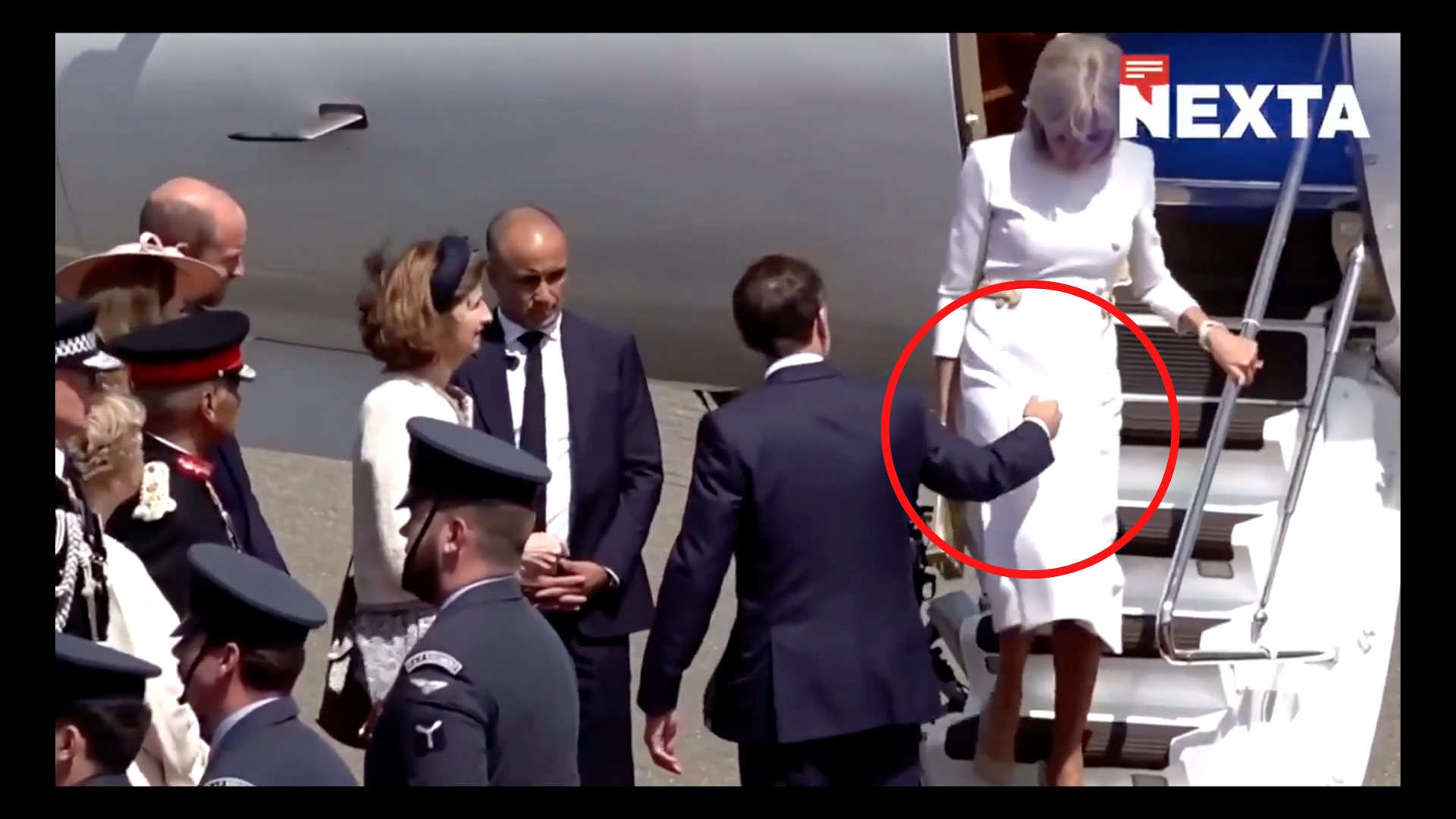 Brigitte's gesture in Macron goes around the world