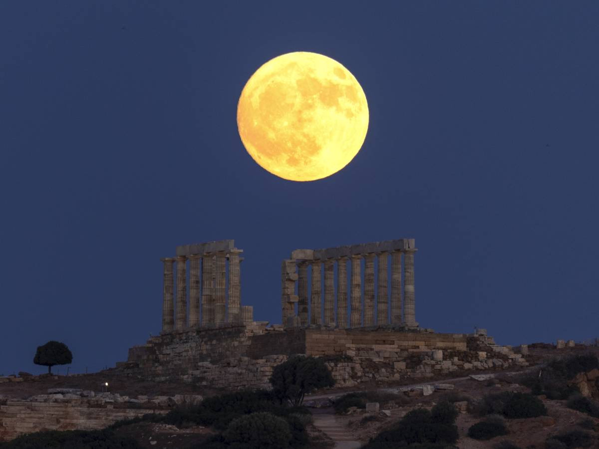 Eyes to heaven for the spectacle of the deer moon: when seeing it and because it is called that