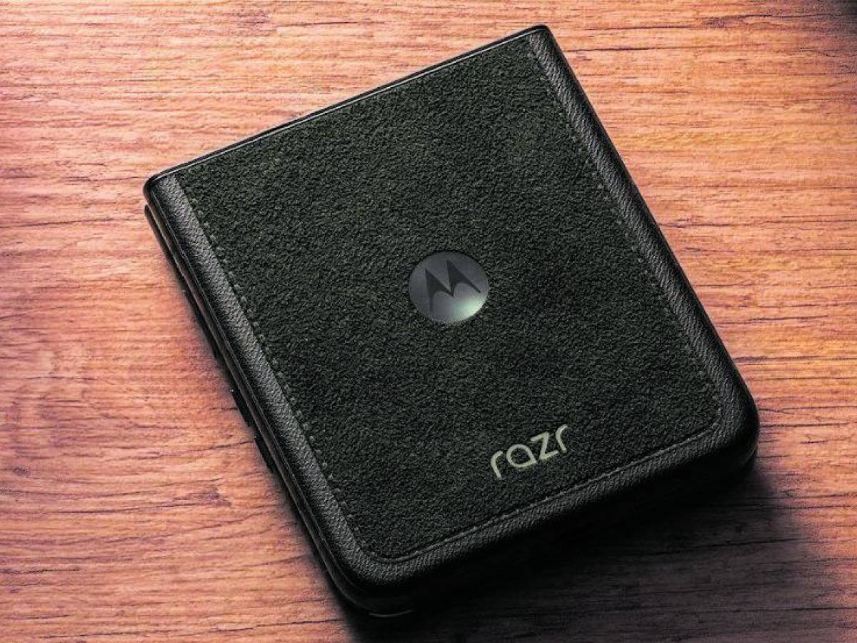 In Alcantara or Griffato Pantone, Motorola makes all the colors