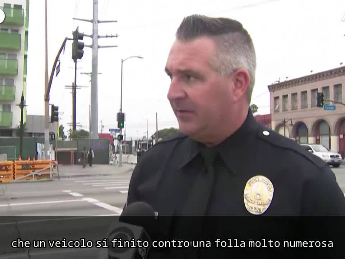 Video: cars on the crowd in Los Angeles, driver hit by firearm
