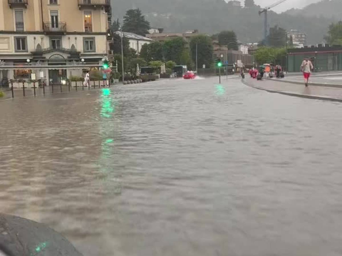 Video: the center of Como flooded
