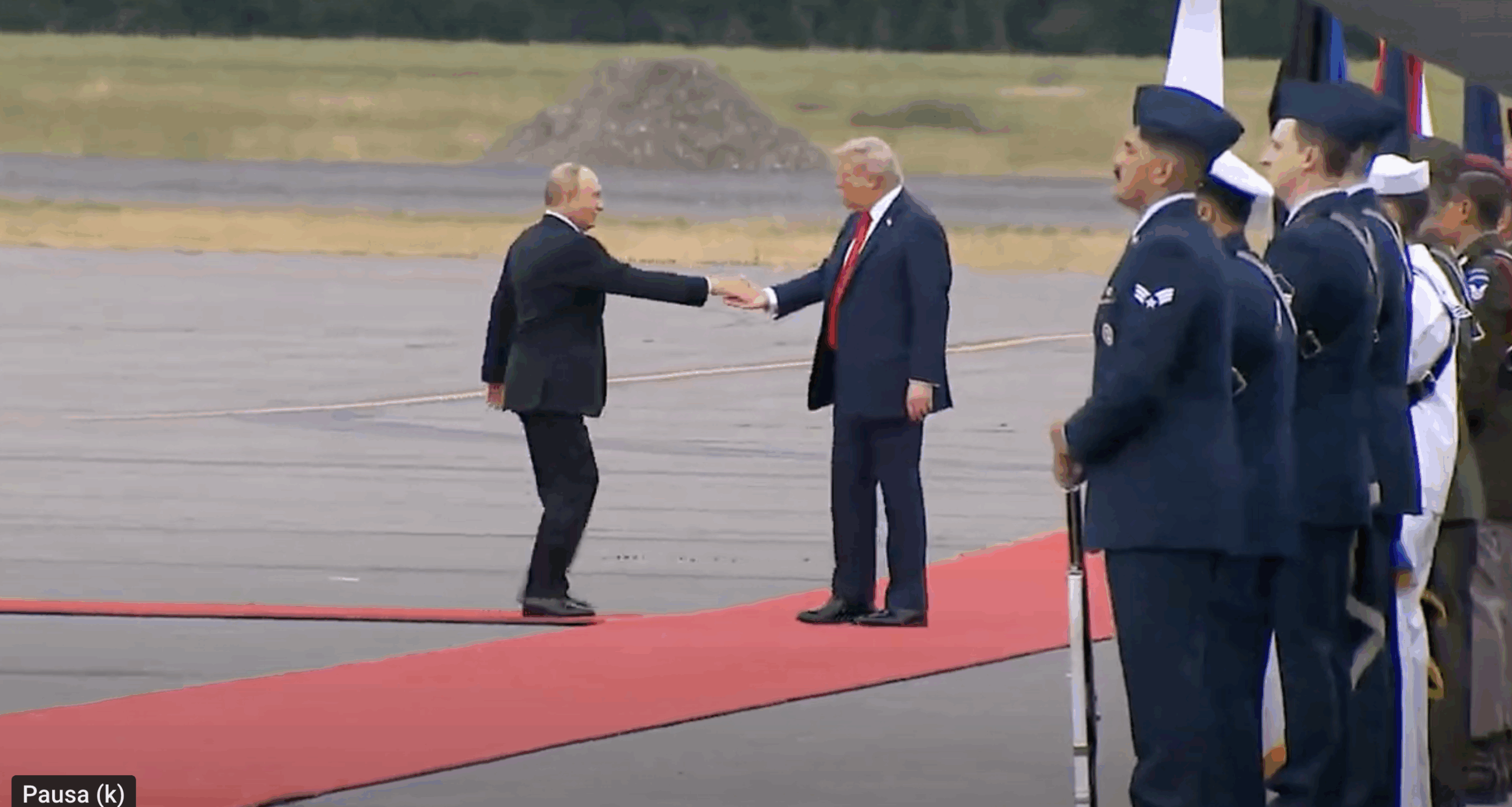 Putin-Trump, the historical handshake: then in Limousine together
