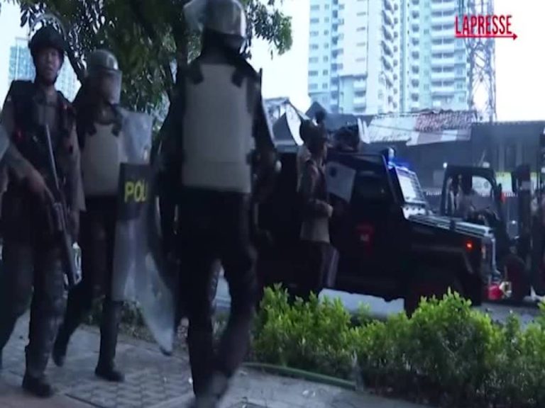 Video: Indonesia, clashes in front of the Parliament between students and police