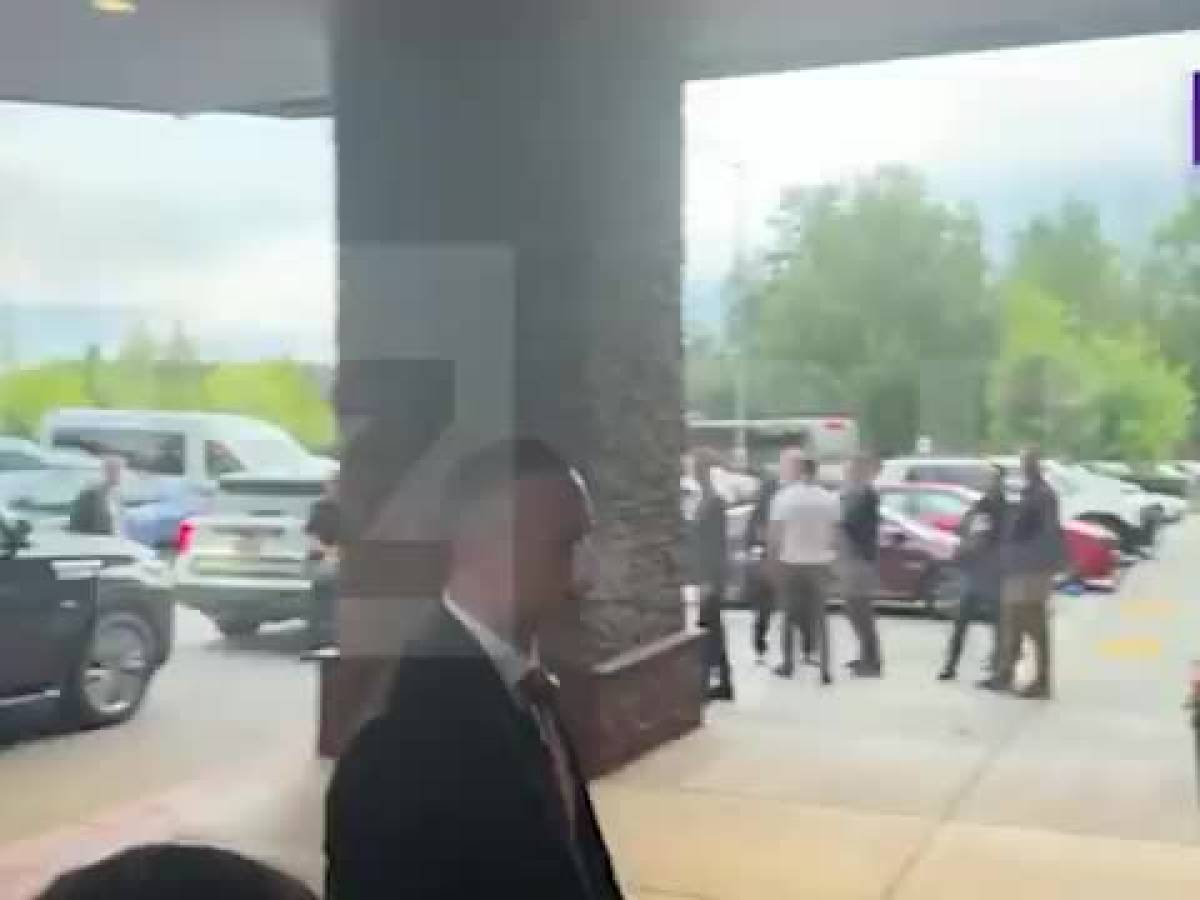 Video: Lavrov's arrival in Alaska with the CCCP sweatshirt
