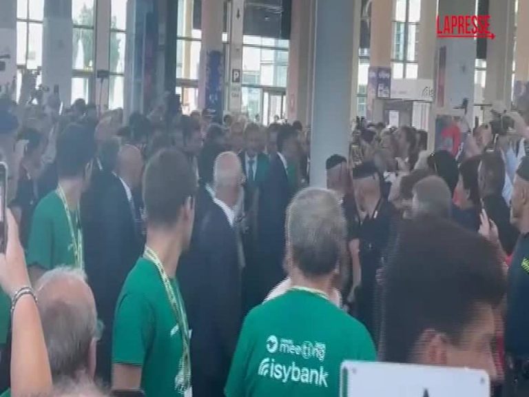Video: Meeting Rimini, Meloni arrives at the event welcomed by applause