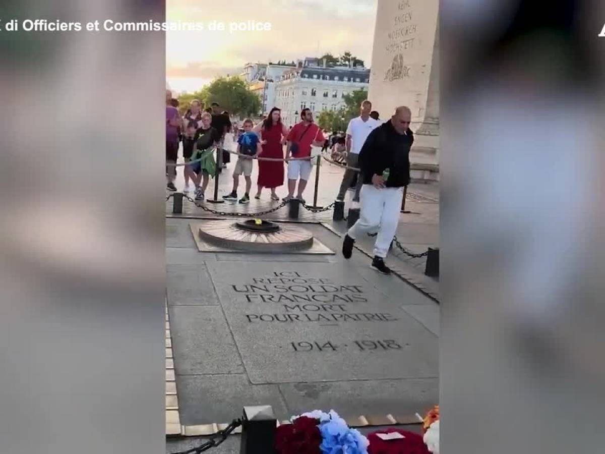 Video: a cigarette from the flame of the unknown soldier lights up: storm in Paris