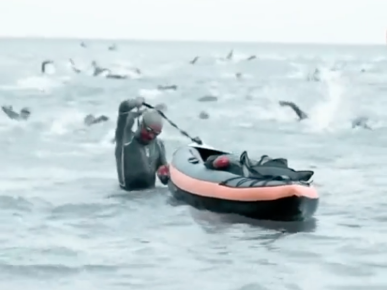 Fifteen hours of triathlon with a brain paralysis: the "iron brothers" feat