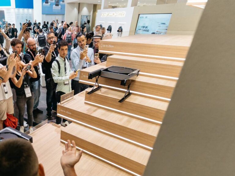Mova Zeus 60: the robot vacuum cleaner goes up the stairs. The news at IFA 2025