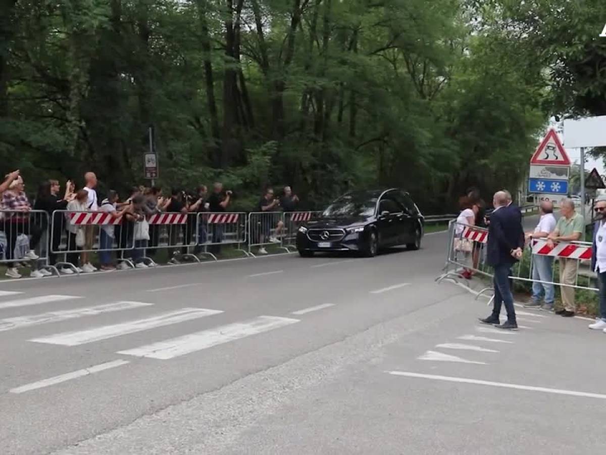 Video: Armani funeral: the arrival of the coffin in Rivalta