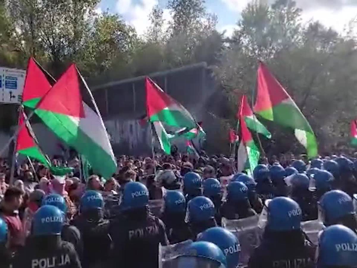 Video: Turin, Tensions to the Pro-Palestine procession: the police upload the demonstrators
