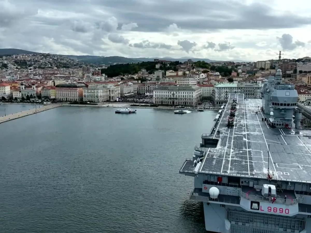 VIDEO: Trieste ship, war flag delivered