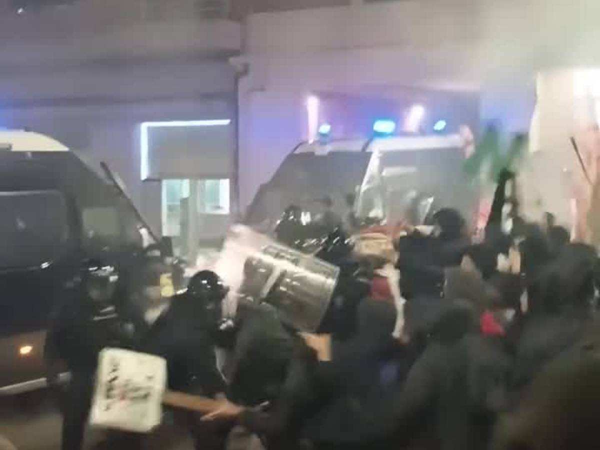 Video: Bologna, clashes between Pro Pal and Police