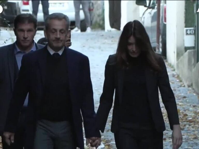 VIDEO: Sarkozy holding hands with his wife Carla Bruni until prison