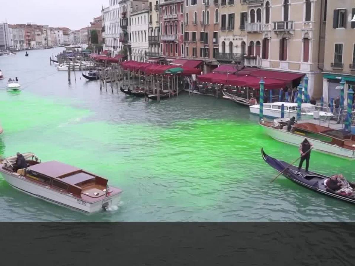 VIDEO: Venice, Extinction Rebellion blitz: the Grand Canal turns green