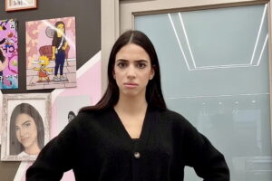 Record-breaking New Martina: how she manages to collect 5 million by putting covers on cell phones