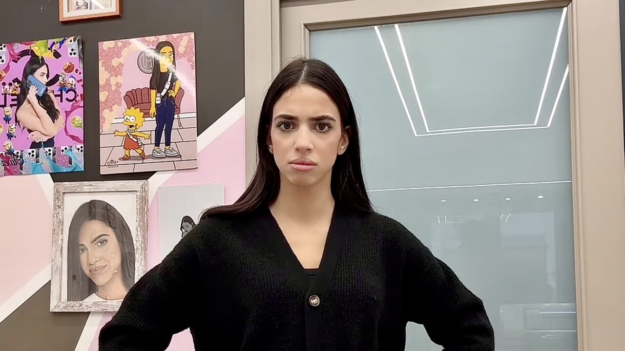 Record-breaking New Martina: how she manages to collect 5 million by putting covers on cell phones