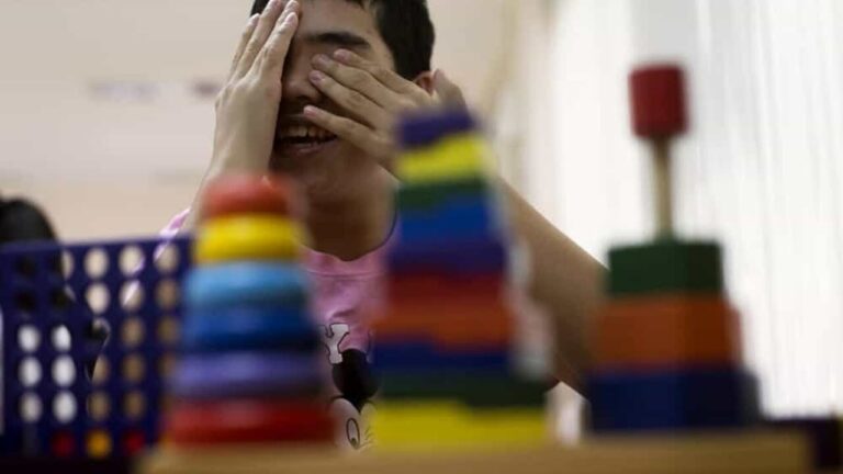 Why cases of autism are increasing and new treatment tools (with AI robots)