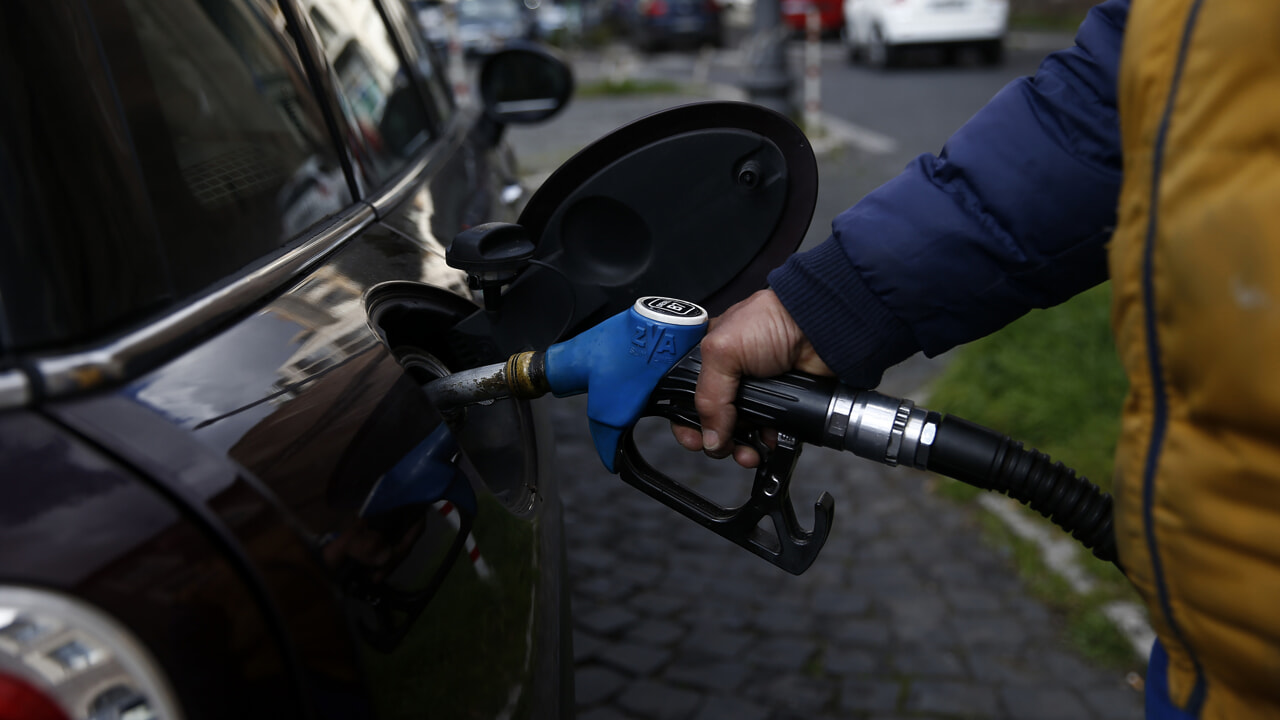 Petrol and diesel towards 2 euros per litre: "Higher taxes for those who speculate". Financial police checks