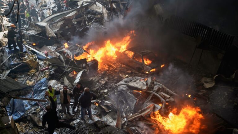 Israel bombs Beirut: panic and victims on the streets. The Lebanese Red Cross: "Huge number of dead and injured"