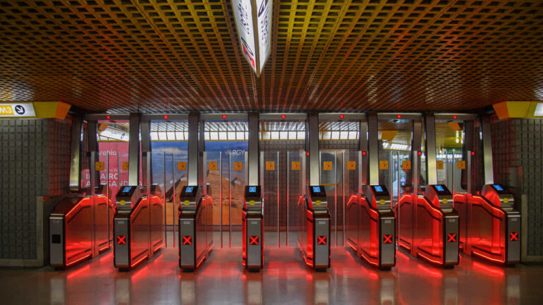 There is a new strike: public transport and schools will stop on Friday 27 March. All times