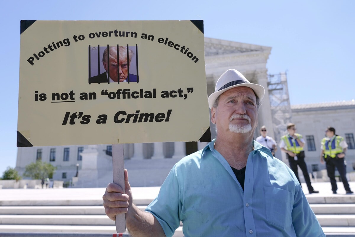 A protester protests outside the Supreme Court against partial immunity for Donald Trump after the events on Capitol Hill (Photo: Lapresse)