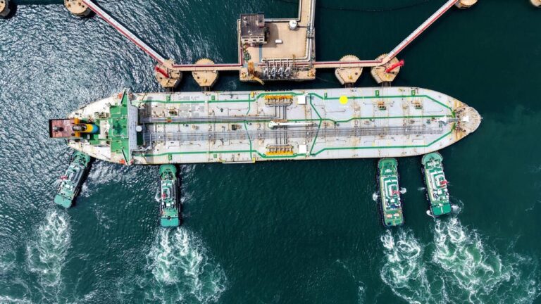 Billionaire earnings and everyone is looking for them: who is behind the oil tankers that the world cannot do without