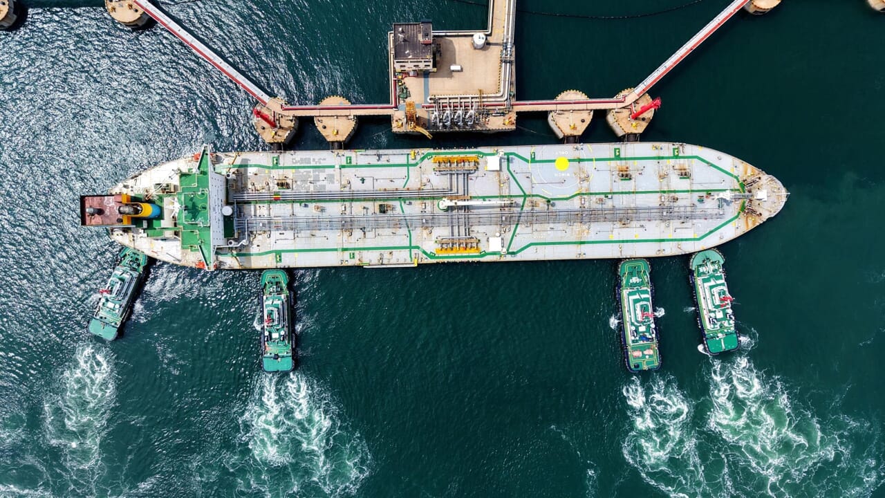 Billionaire earnings and everyone is looking for them: who is behind the oil tankers that the world cannot do without