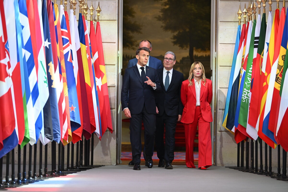 Meloni with Macron, Starmer and Merz at the Volenterosi summit in Paris. Photo LaPresse